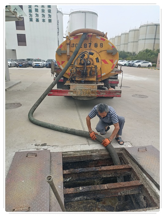 达尔罕茂明安联合隔油池清掏