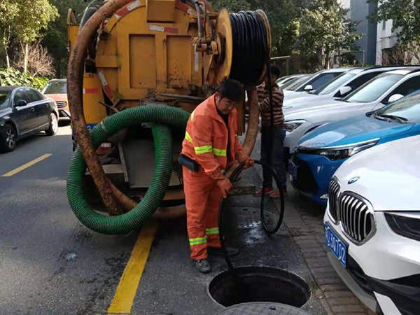 达尔罕茂明安联合排污管道清淤