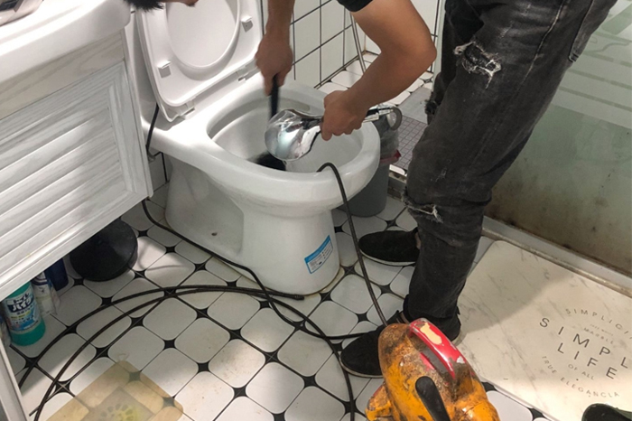 达尔罕茂明安联合马桶堵塞自己疏通还是找师傅?专业上门服务让你省时更省心